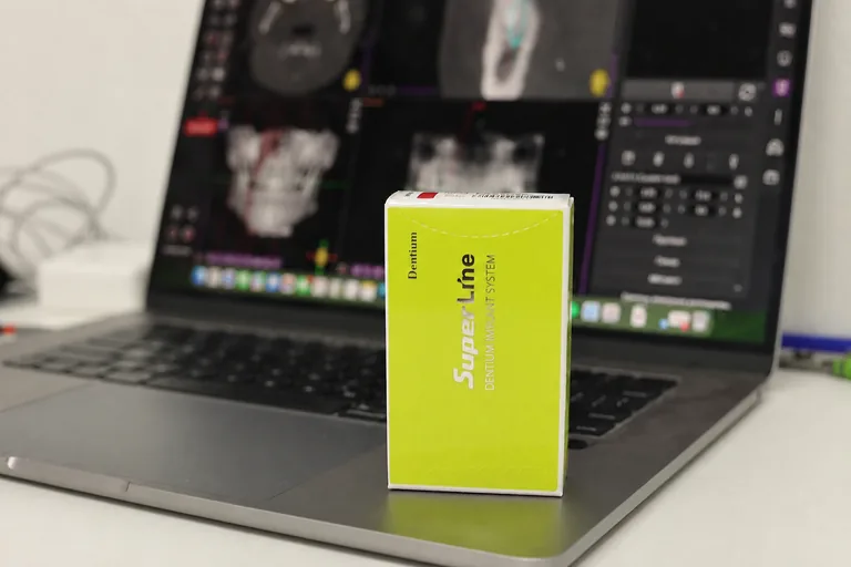 Sistem implantar Dentium SuperLine în timpul planificării 3D