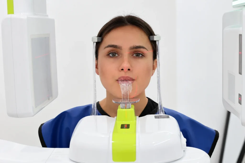 Pacientă poziționată pentru tomografie computerizată 3D CBCT la MoldDent Orhei